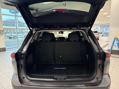 Used 2024 Toyota Highlander XLE image 11