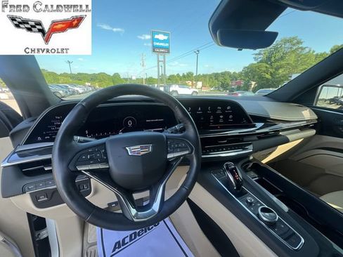 Used 2022 Cadillac Escalade Premium Luxury AWD/4WD image 16