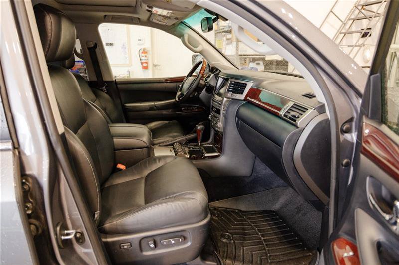 Used 2015 Lexus LX 570 4WD w/ Luxury Package image 28