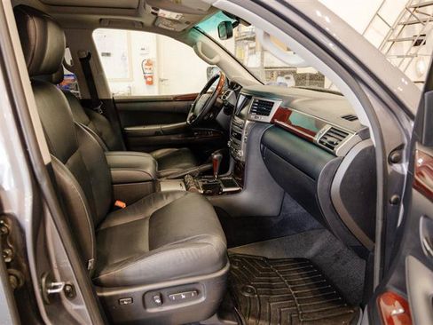 Used 2015 Lexus LX 570 4WD w/ Luxury Package image 28