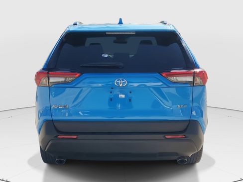 Used 2021 Toyota RAV4 XLE Premium image 4