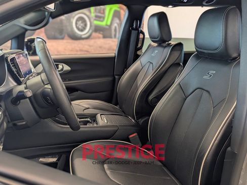 Used 2025 Chrysler Pacifica Limited FWD image 27