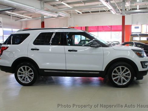 Used 2017 Ford Explorer XLT w/ Equipment Group 202A AWD/4WD image 46