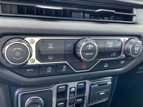 New 2026 Jeep Gladiator Sport AWD/4WD image 15