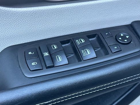 Used 2021 Chrysler Voyager Lxi image 12