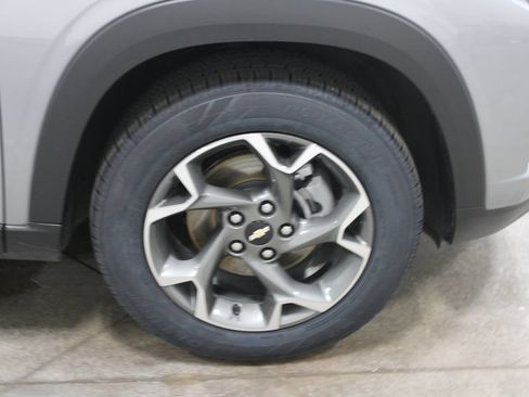 Used 2025 Chevrolet Trax LT FWD image 47
