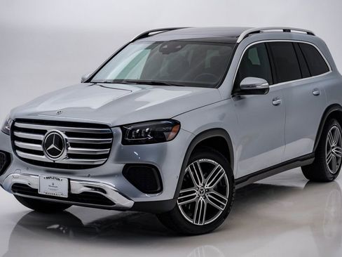 Used 2025 Mercedes-Benz GLS 450 4MATIC image 3