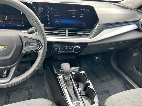 Used 2025 Chevrolet Trax LT FWD image 17