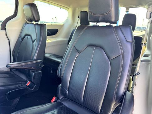 Used 2019 Chrysler Pacifica Touring-L image 16