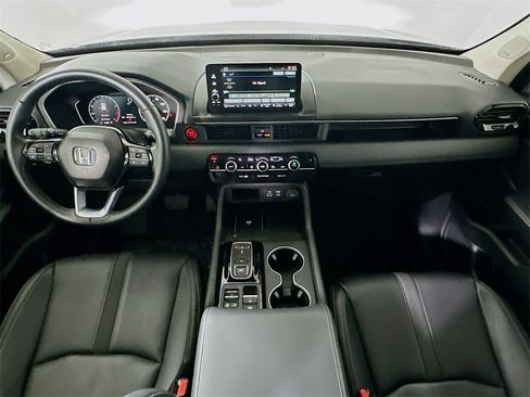 Used 2025 Honda Pilot Touring image 17