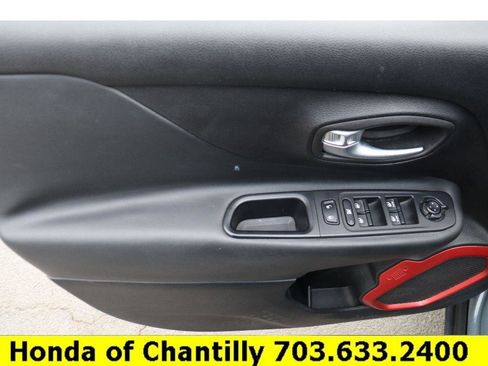 Used 2016 Jeep Renegade Trailhawk w/ Premium Trailhawk Package image 19