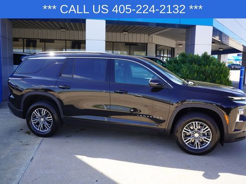 Used 2025 Chevrolet Traverse LT FWD image 9