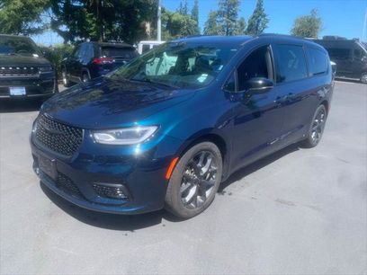 Certified 2025 Chrysler Pacifica Limited