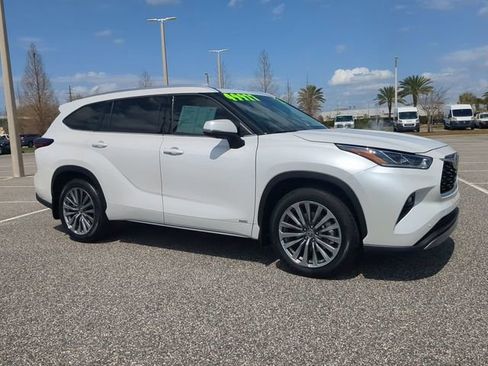 Certified 2025 Toyota Highlander Limited image 2