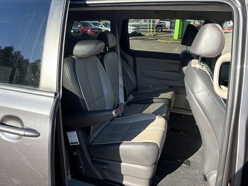 Used 2017 Kia Sedona LX w/ LX Essentials Premium Package image 14