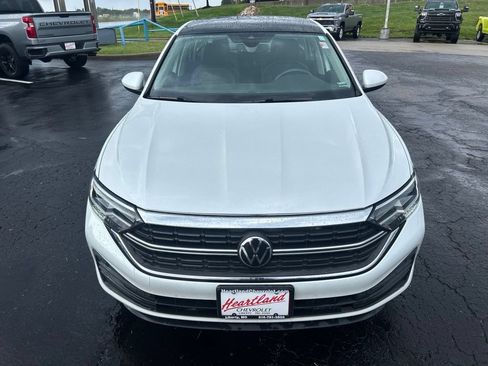 Used 2024 Volkswagen Jetta SE w/ Panoramic Sunroof Package FWD image 2