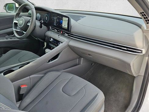 Used 2025 Hyundai Elantra SEL image 23