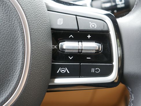 Used 2024 Kia Carnival LX FWD image 26