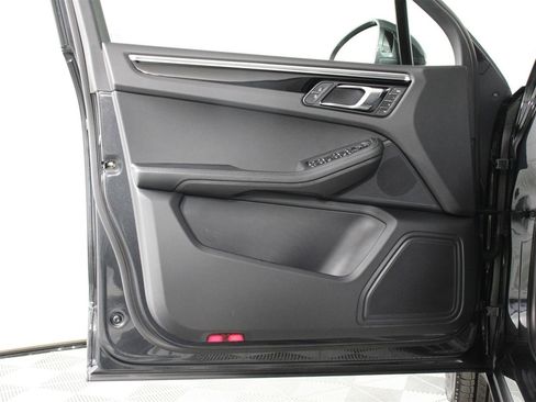 Used 2025 Porsche Macan image 20