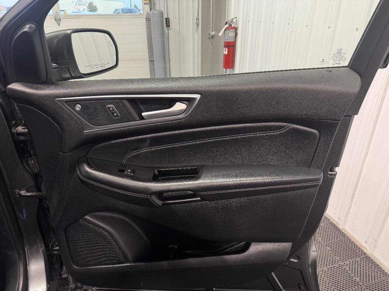 Used 2019 Ford Edge Titanium w/ Equipment Group 301A AWD/4WD image 18