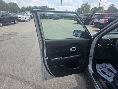 Used 2016 Kia Soul + FWD image 6