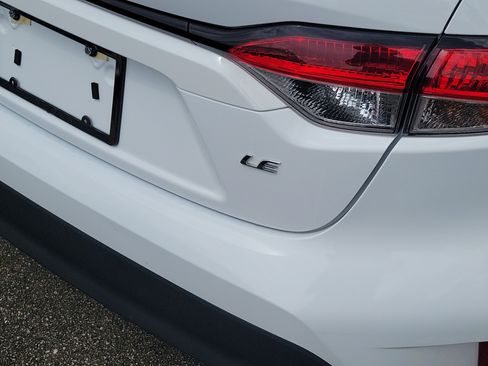 Used 2025 Toyota Corolla LE FWD image 5