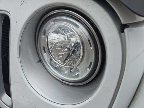 Used 2017 Jeep Wrangler Unlimited Sahara w/ Connectivity Group image 28