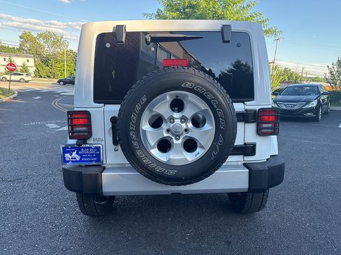 Used 2015 Jeep Wrangler Unlimited Sahara w/ Connectivity Group AWD/4WD image 9