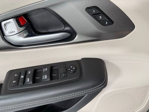 Used 2024 Chrysler Pacifica Touring-L image 11