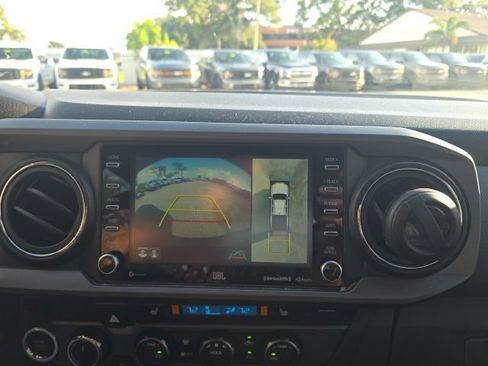 Used 2021 Toyota Tacoma TRD Off-Road w/ TRD Premium Off Road Package AWD/4WD image 19