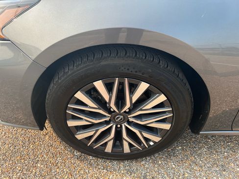 Used 2025 Nissan Altima 2.5 SV FWD image 10