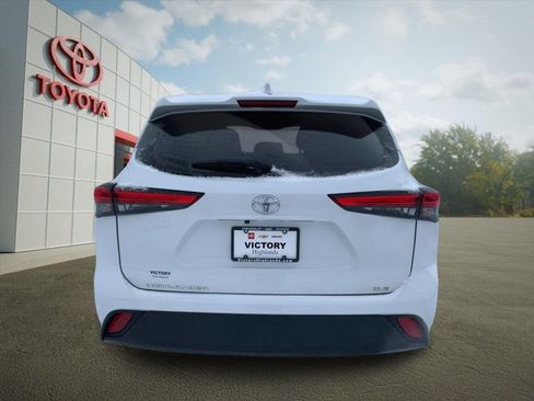 Used 2023 Toyota Highlander XLE image 4