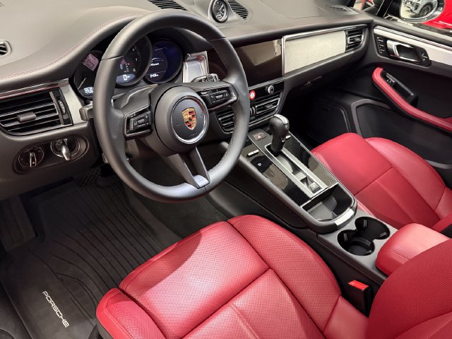 Certified 2026 Porsche Macan AWD/4WD image 4