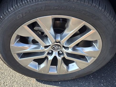 Certified 2020 Toyota RAV4 XLE Premium AWD/4WD image 25