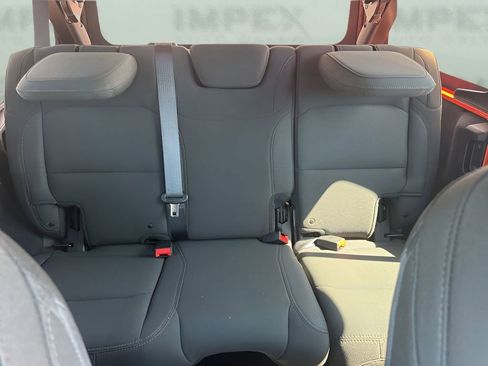 Used 2018 Jeep Wrangler Unlimited Sahara image 10