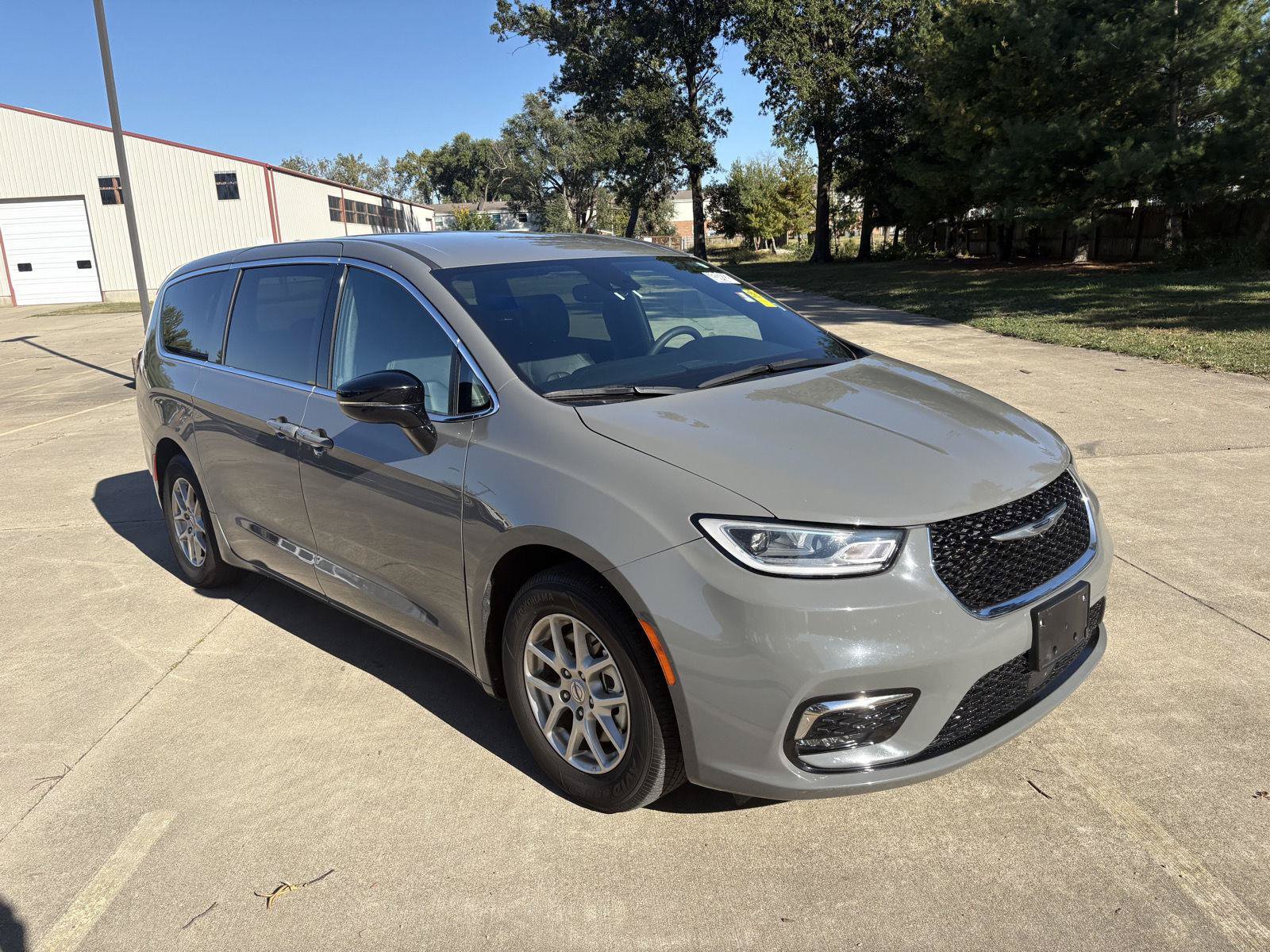 Used 2025 Chrysler Pacifica Select FWD image 2