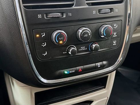 Used 2018 Dodge Grand Caravan SE w/ UConnect Hands-Free Group FWD image 15