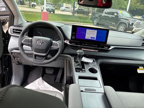 New 2026 Toyota Sienna XLE FWD image 19