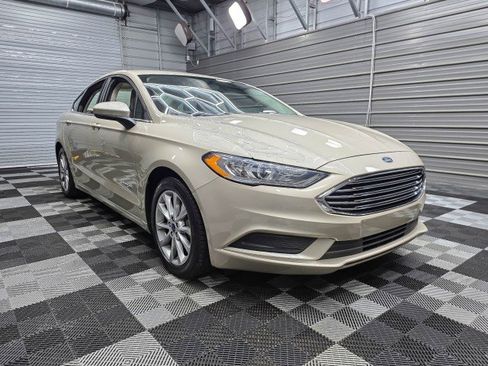 Used 2017 Ford Fusion SE FWD image 4