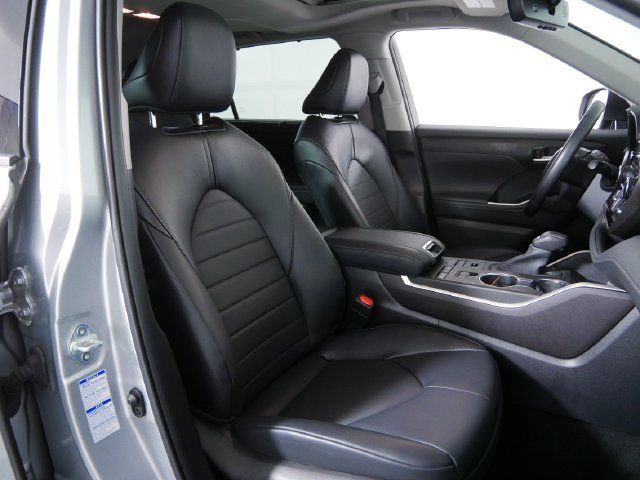 Used 2022 Toyota Highlander XLE AWD/4WD image 12