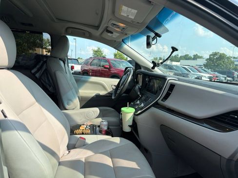 Used 2017 Toyota Sienna XLE Premium w/ Protection Package FWD image 21