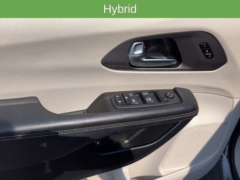 Used 2023 Chrysler Pacifica Touring-L FWD image 12
