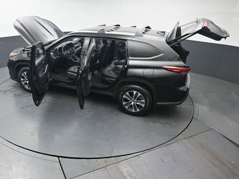Used 2023 Toyota Highlander XLE AWD/4WD image 46