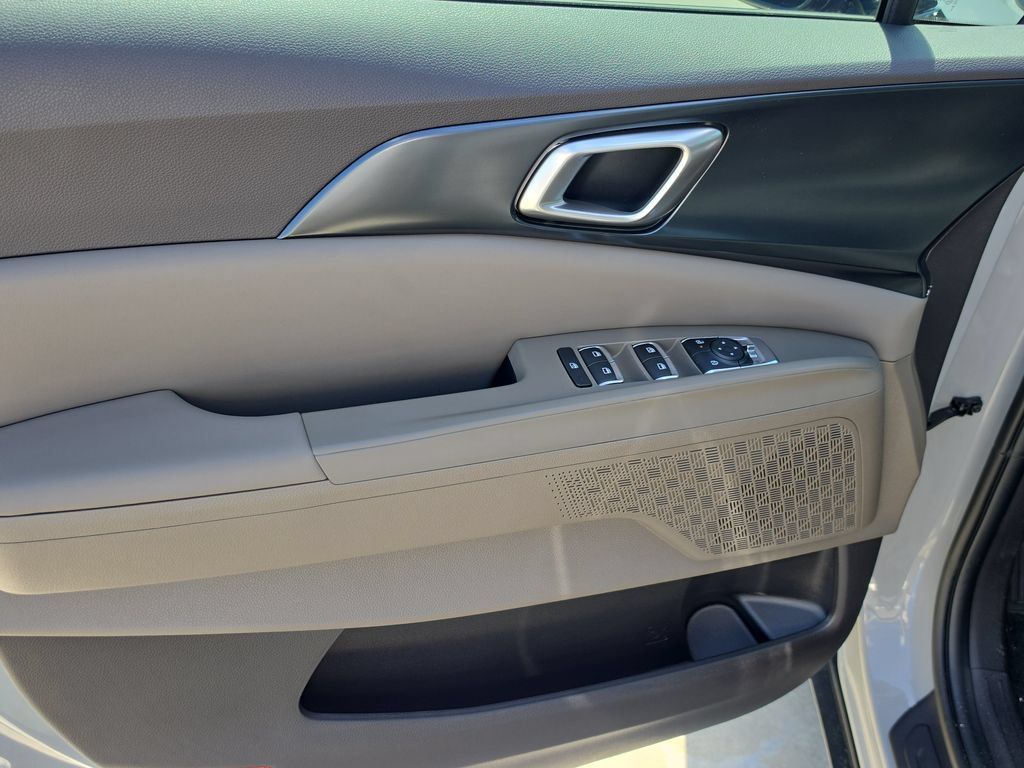 New 2027 Kia Carnival LX FWD image 18