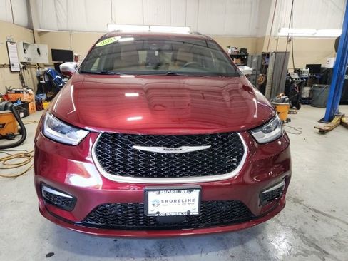Used 2021 Chrysler Pacifica Pinnacle AWD/4WD image 2