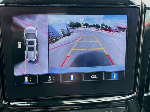 Used 2023 Chevrolet Traverse Premier FWD image 14