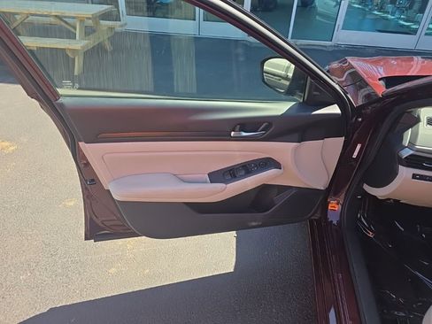 Used 2025 Nissan Altima 2.5 SV FWD image 12