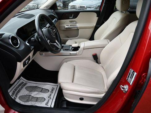 Used 2022 Mercedes-Benz GLB 250 w/ Premium Package image 31