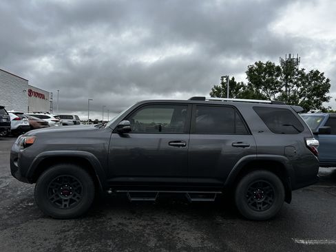 Used 2019 Toyota 4Runner SR5 Premium AWD/4WD image 2