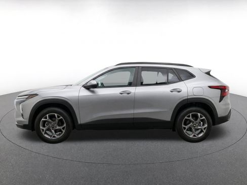 Used 2025 Chevrolet Trax LT FWD image 4